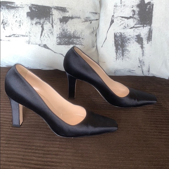 Manolo Blahnik black satin pumps - Picture 2 of 15